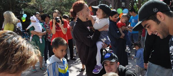 Артисты Цирка дю Солей в реабилитационном центре Солнечный мир - Sputnik Казахстан