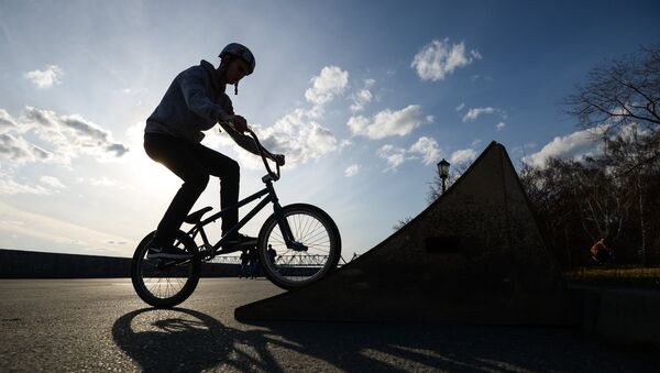 Трюк на велосипеде, архивное фото - Sputnik Казахстан