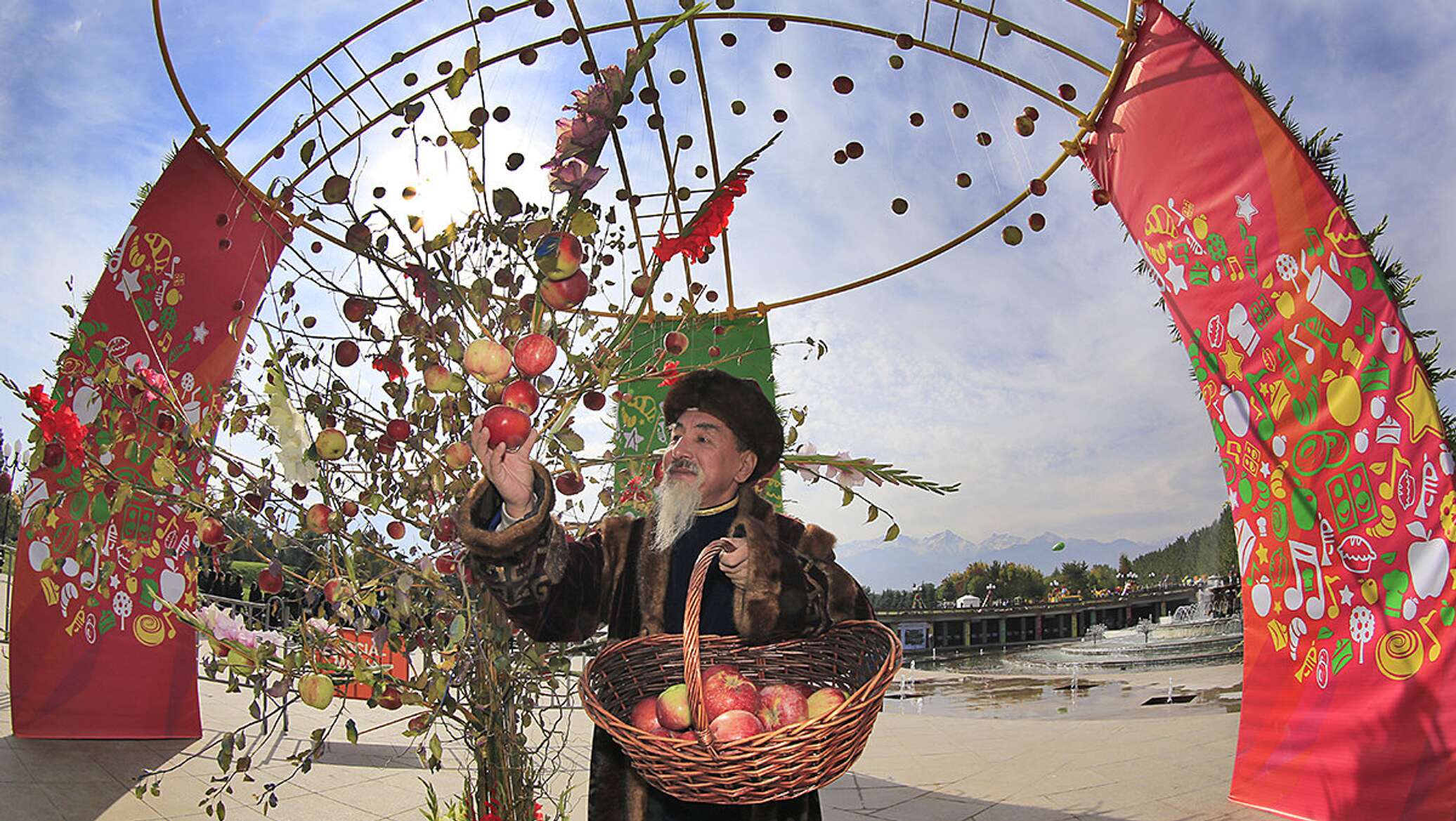 Современная алма-ата. Алма ата фестиваль. Алма-ата достопримечательности. Алма-ата казахстан достопримечательности. Алма-ата 2021 город.