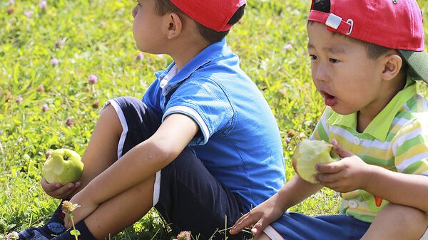 Дети едят яблоки, архивное фото - Sputnik Казахстан
