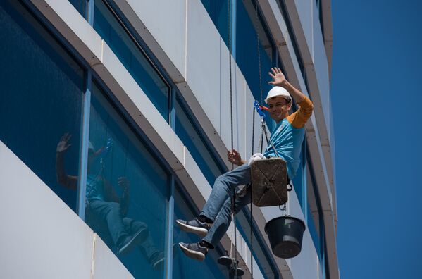Те, кто работает на высоте - строители, сварщики и промышленные альпинисты - каждый день находятся в зоне риска.  - Sputnik Казахстан