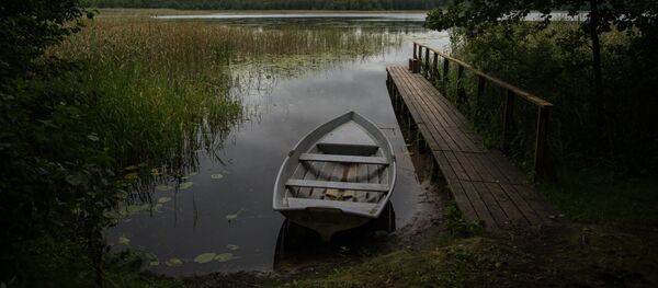 Лодка на берегу озера, архивное фото - Sputnik Казахстан