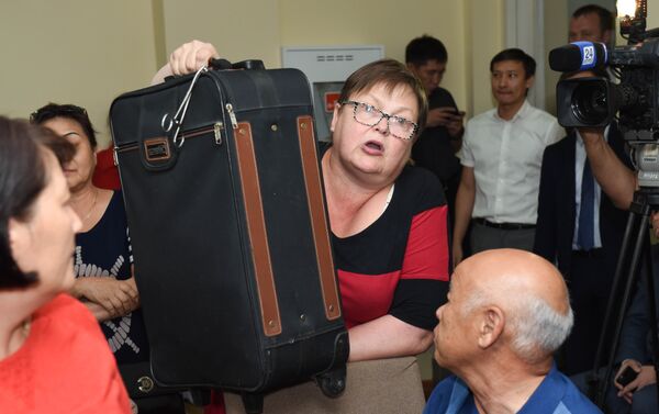 Татьяна Черкашина демонстрирует огромный чемодан с различными документами - Sputnik Казахстан