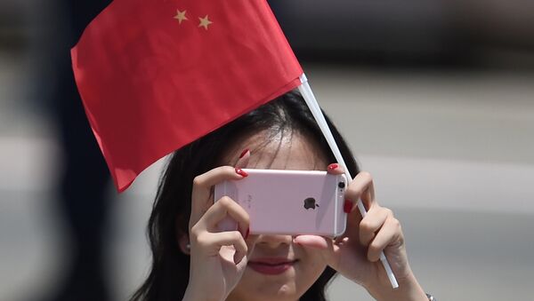 Девушка держит в руках флаг Китая - Sputnik Казахстан