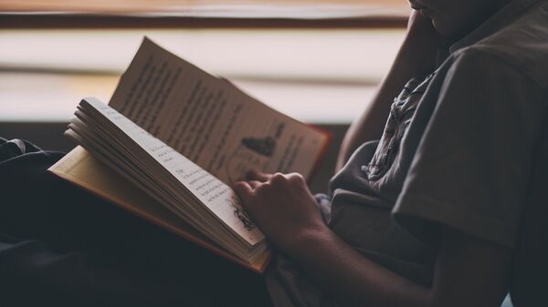 Ребенок читает книгу - Sputnik Казахстан