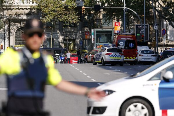 Полиция прибыла в оцепленную зону после того, как фургон врезался в толпу в центре Барселоны - Sputnik Казахстан