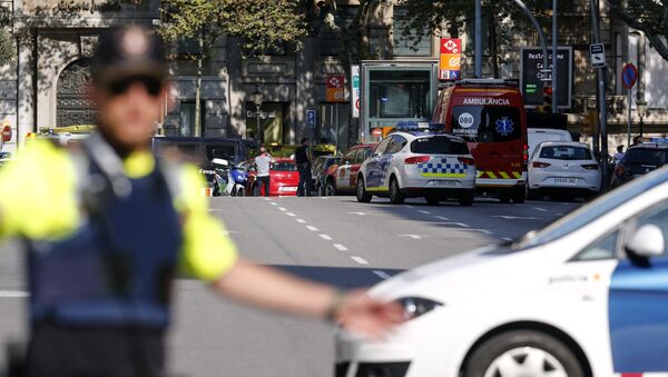Полиция прибыла в оцепленную зону после того, как фургон врезался в толпу в центре Барселоны - Sputnik Казахстан