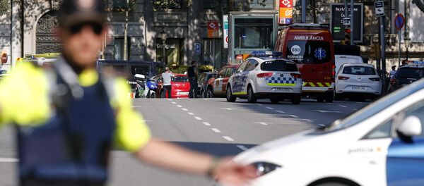 Полиция прибыла в оцепленную зону после того, как фургон врезался в толпу в центре Барселоны - Sputnik Казахстан