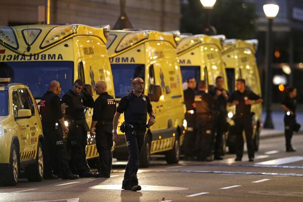 Полицесйкие на месте теракта в Барселоне - Sputnik Казахстан