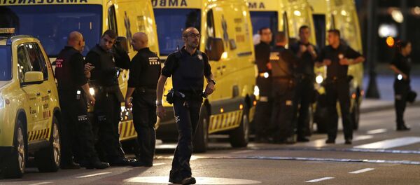 Полицейские на месте теракта в Барселоне Полицейские на месте теракта в Барселоне - Sputnik Казахстан