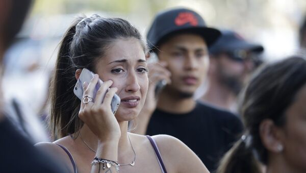 Люди говорят по телефону после того, как фургон вхъехал в толпу людей в центре Барселоны - Sputnik Казахстан
