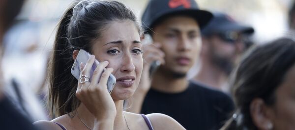 Люди говорят по телефону после того, как фургон вхъехал в толпу людей в центре Барселоны - Sputnik Казахстан