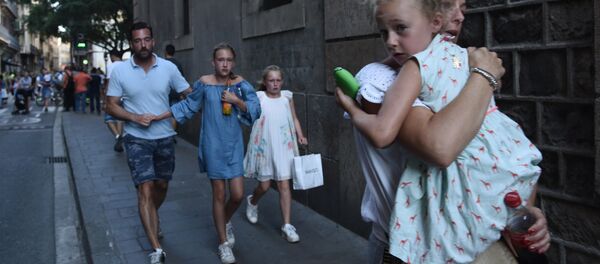 Люди бегут с места теракта в Барселоне - Sputnik Казахстан