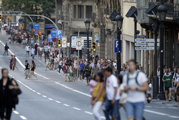 Люди идут по главной улице в Барселоне, где произошел теракт - Sputnik Казахстан