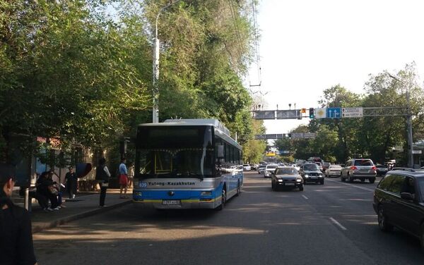 Автомобиль преградил дорогу городскому автобусу - Sputnik Казахстан