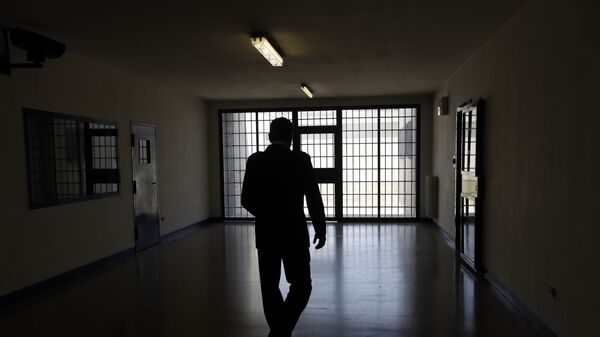 Мужчина на фоне тюремной решетки, архивное фото - Sputnik Қазақстан