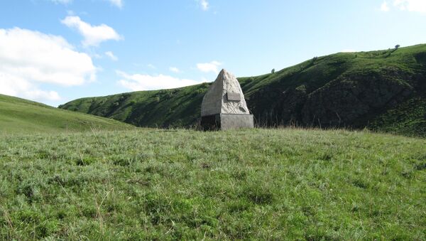Камень, установленный в честь победы казахов над джунгарами в Анракайской битве - Sputnik Қазақстан