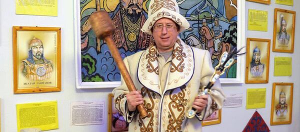 Посол США в Казахстане Джордж Крол в казахском чапане Посол США в Казахстане Джордж Крол в казахском чапане - Sputnik Казахстан