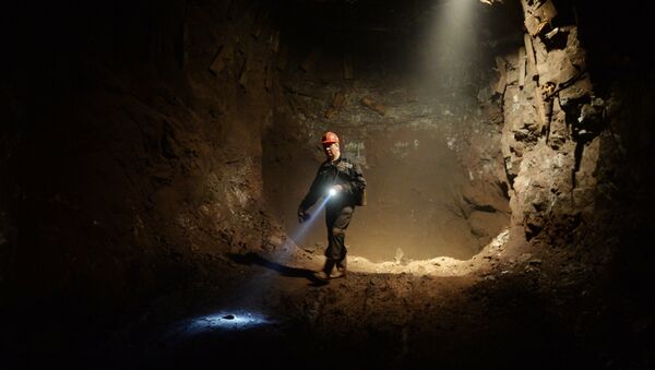 Шахтер в руднике, архивное фото  - Sputnik Казахстан