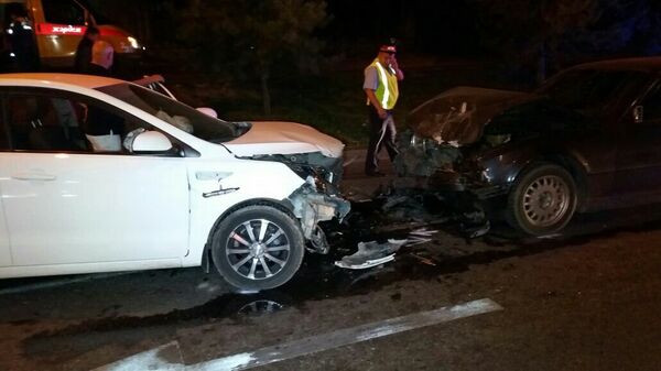 Женщина-водитель Kia перепутала педали и врезалась в BMW  - Sputnik Казахстан