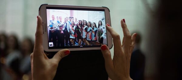 Школьники фотографируются, архивное фото - Sputnik Казахстан