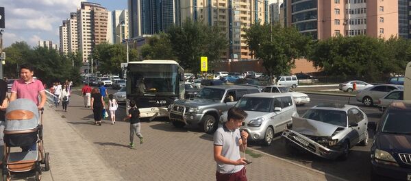 Столкновение автобуса и нескольких автомобилей на улице Кенесары в Астане - Sputnik Казахстан