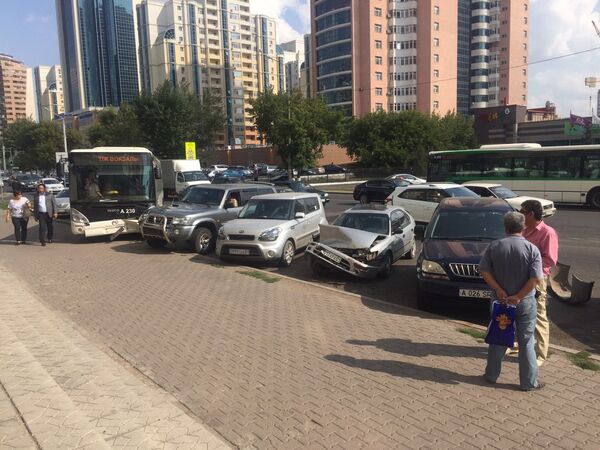 Столкновение автобуса и нескольких автомобилей на улице Кенесары в Астане - Sputnik Казахстан