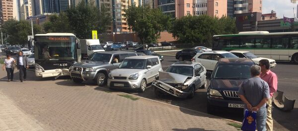 Столкновение автобуса и нескольких автомобилей на улице Кенесары в Астане Столкновение автобуса и нескольких автомобилей на улице Кенесары в Астане - Sputnik Казахстан