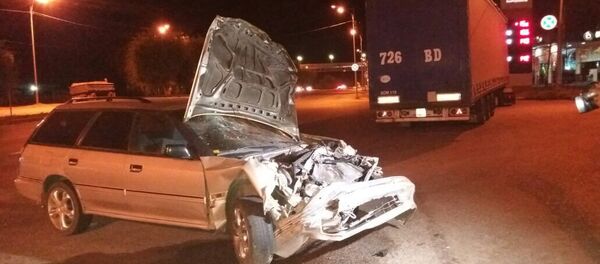 Алматыда жүк көлігі мен жеңіл көлік соқтығысты - Sputnik Қазақстан