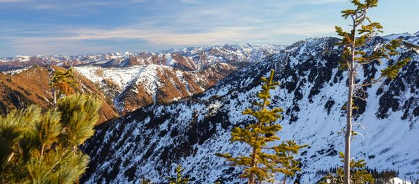 Вид на пики хребта Хамар-Дабан с горы Мамай Истинный Вид на пики хребта Хамар-Дабан с горы Мамай Истинный - Sputnik Казахстан