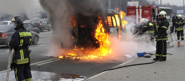 Горящий микроавтобус, архивное фото - Sputnik Казахстан