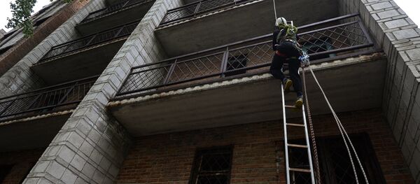 Архивное фото спасателя, взбирающегося по лестнице Архивное фото спасателя, взбирающегося по лестнице - Sputnik Казахстан