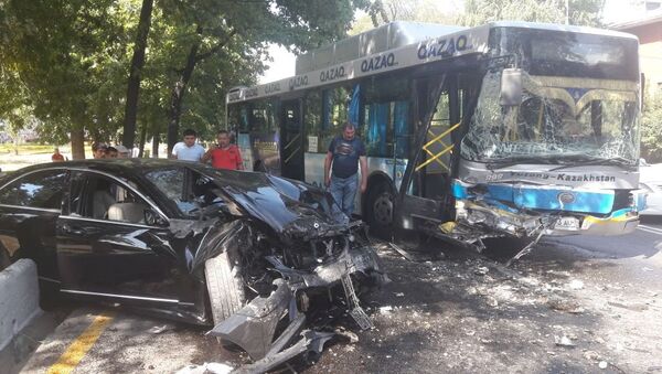 Mercedes врезался в автобус в Алматы, пострадали как минимум 10 человек - Sputnik Казахстан