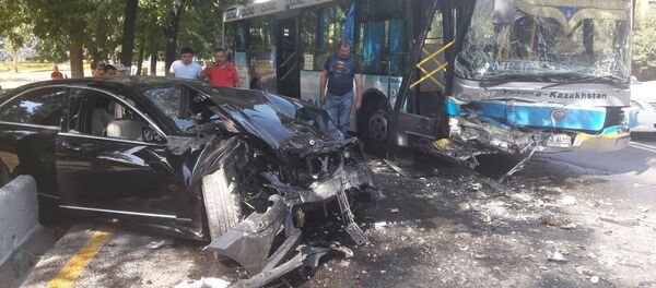 Mercedes врезался в автобус в Алматы, пострадали как минимум 10 человек Mercedes врезался в автобус в Алматы, пострадали как минимум 10 человек - Sputnik Казахстан