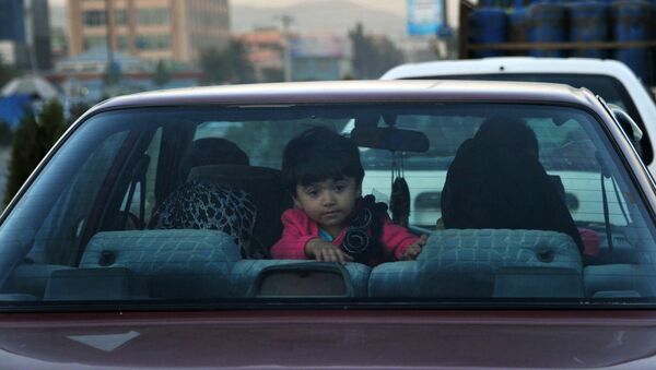 Ребенок за стеклом автомобиля, архивное фото - Sputnik Казахстан