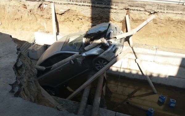 Автомобиль влетел в яму, где прокладывали трубы - Sputnik Казахстан