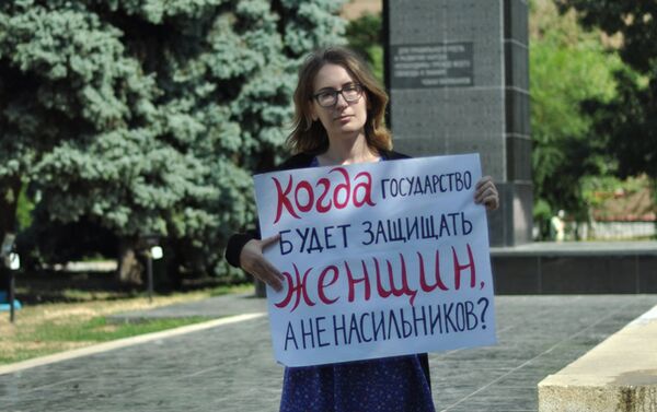 Феминистки возложили цветы к памятнику жертвам домашнего насилия - Sputnik Казахстан