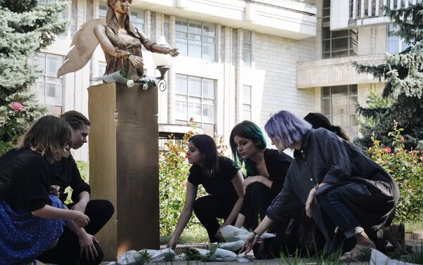 Феминистки возложили цветы к памятнику жертвам домашнего насилия - Sputnik Казахстан