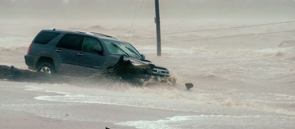 Автомобиль в окружении паводковых вод от урагана Харви, штат Техас - Sputnik Казахстан