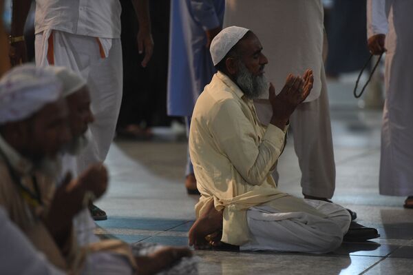 Мужчина совершает намаз, архивное фото - Sputnik Казахстан