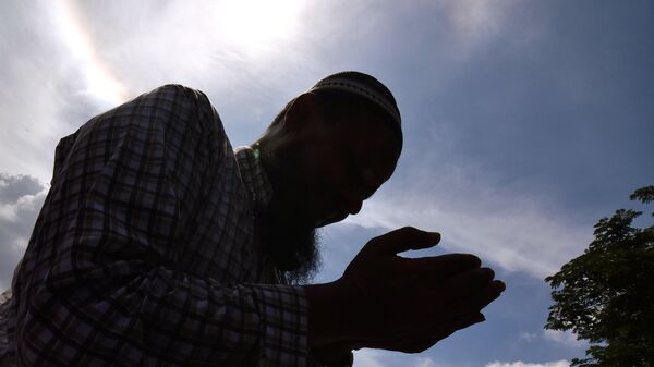 Мужчина совершает намаз - Sputnik Қазақстан