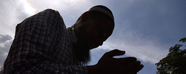 Мужчина совершает намаз - Sputnik Казахстан