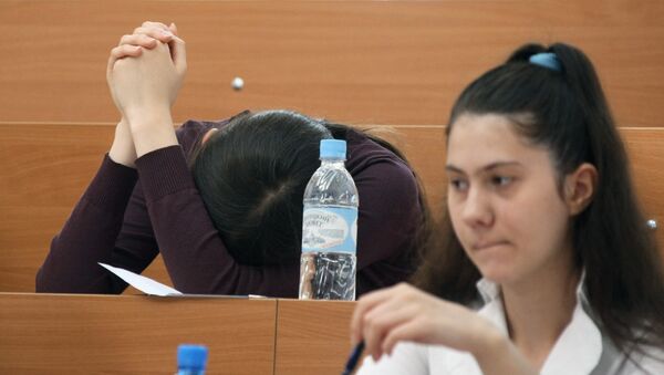Абитуриенты во время экзамена - Sputnik Казахстан