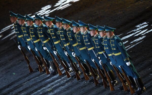 Рота почетного караула Президентского полка Айбын на открытии фестиваля Спасская башня - Sputnik Казахстан