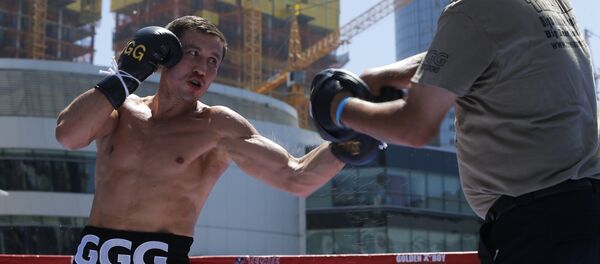 Геннадий Головкин во время открытой тренировки перед боем с Канело Альваресем Геннадий Головкин во время открытой тренировки перед боем с Канело Альваресем - Sputnik Казахстан