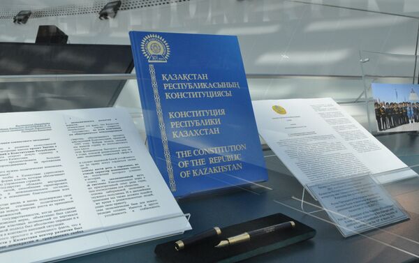 Ручка, которой были подписаны изменения в Конституцию в 2017 году - Sputnik Казахстан