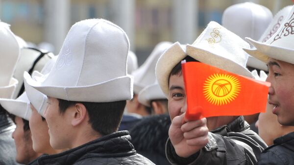 Мужчина держит в руках флаг Кыргызстана - Sputnik Казахстан