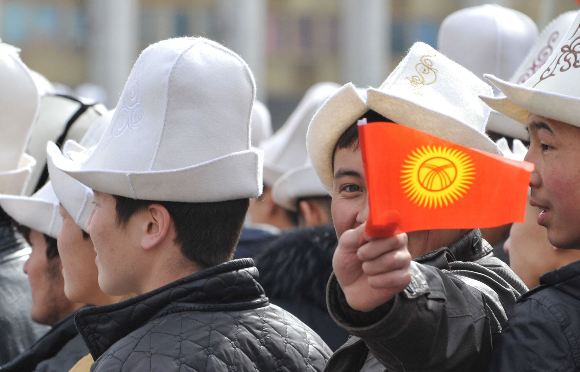 Мужчина держит в руках флаг Кыргызстана - Sputnik Казахстан, 1920, 04.03.2024