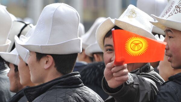 Мужчина держит в руках флаг Кыргызстана - Sputnik Казахстан
