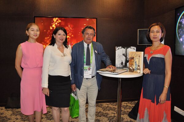 Филипп Купери-Эйфель во время посещения выставки ЭКСПО-2017 Филипп Купери-Эйфель во время посещения выставки ЭКСПО-2017 - Sputnik Казахстан